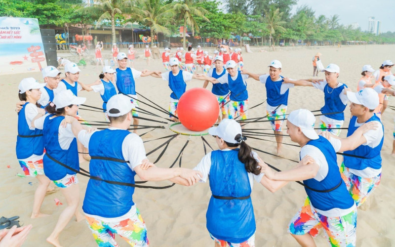 Bãi biển là địa điểm được nhiều doanh nghiệp lựa chọn để tổ chức team building