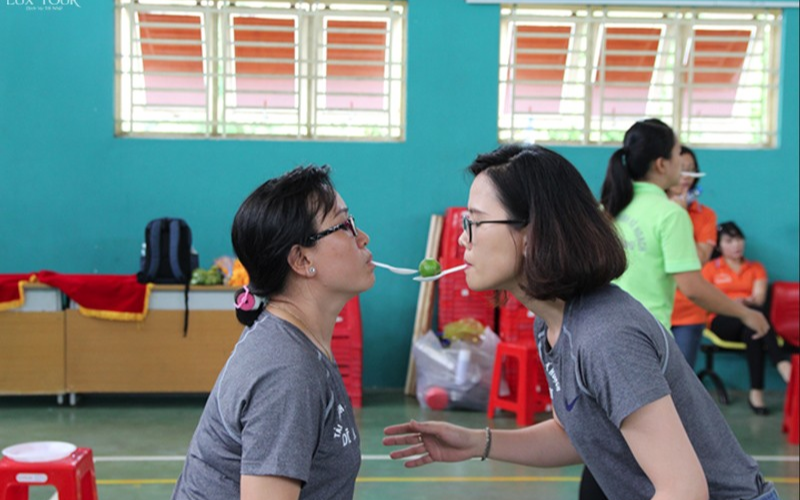 Trò chơi chanh ai chuyền nhanh team building trong nhà